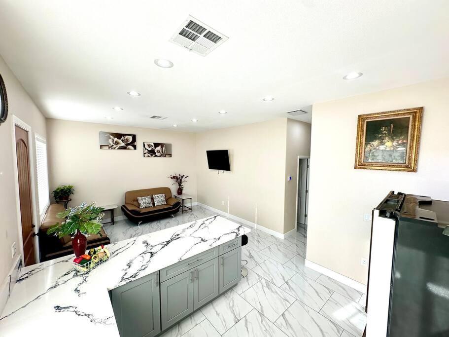 הוילה Midway City New Renovated House In Little Saigon מראה חיצוני תמונה